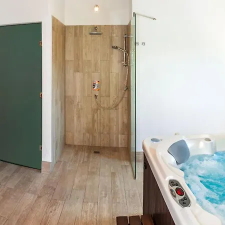 Mosor Mit Beheiztem Salzwasserpool Und Sauna *